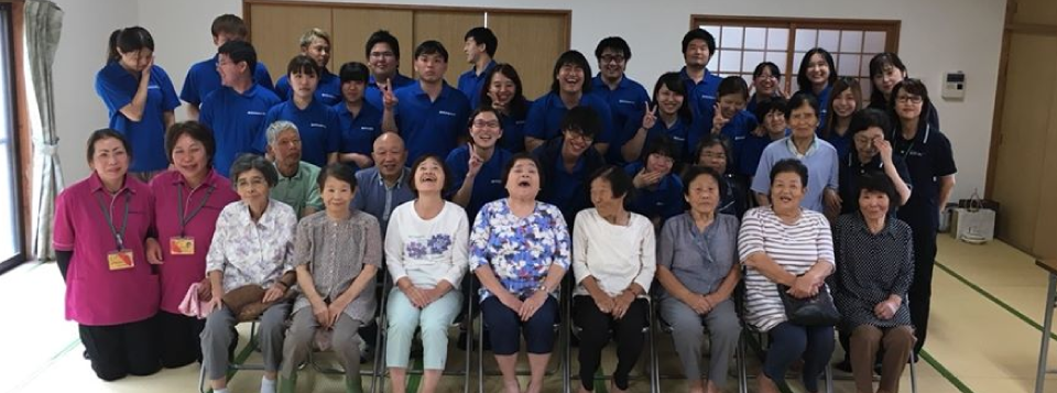 私たちは熊本県熊本市、益城町、嘉島町、御船町を訪問し、高齢者や障害者、児童といった幅広い分野・年代の方々の心のケアを行い、また、被災者一人ひとりに寄り添い支え合う地域支援活動を目的として活動しました。